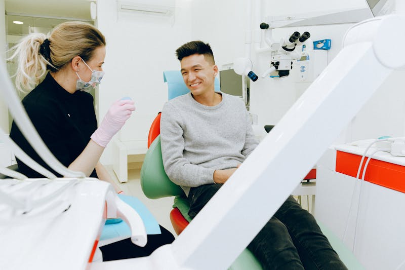 Consultation orthodontique : bilan avant la pose d’un appareil dentaire chez un jeune patient