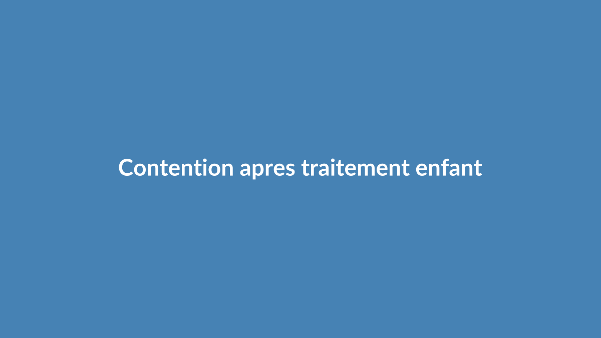 Illustration d'une gouttière de contention posée après un traitement orthodontique chez l'enfant